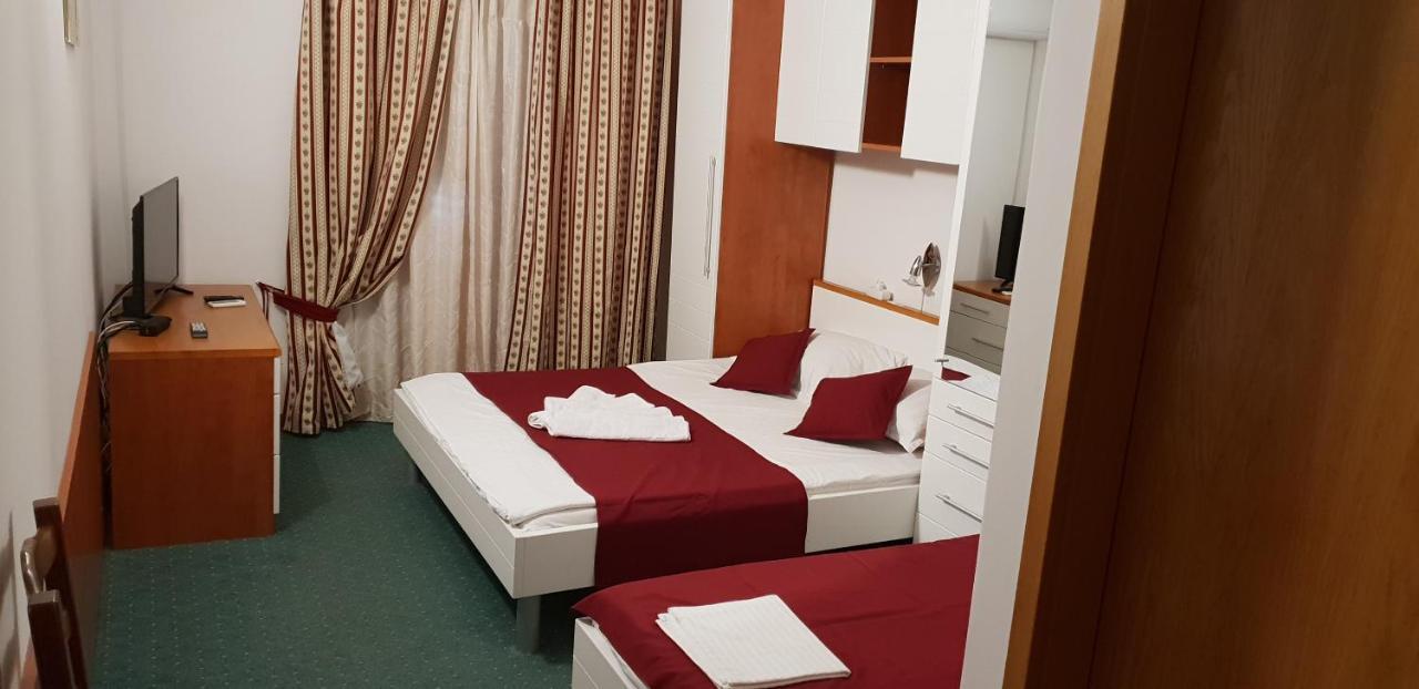 Pansion Laguna Метайна Екстериор снимка