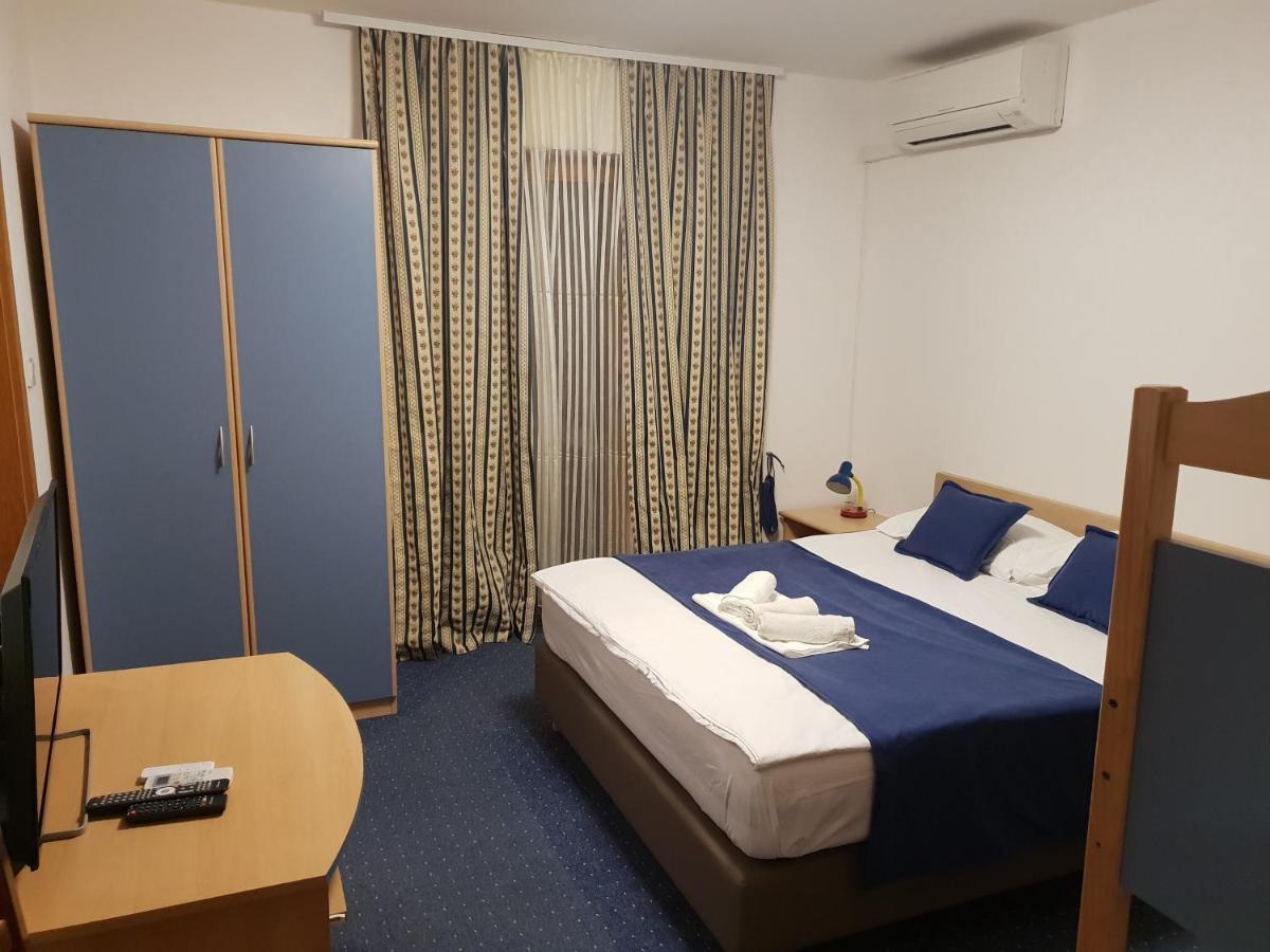 Pansion Laguna Метайна Екстериор снимка