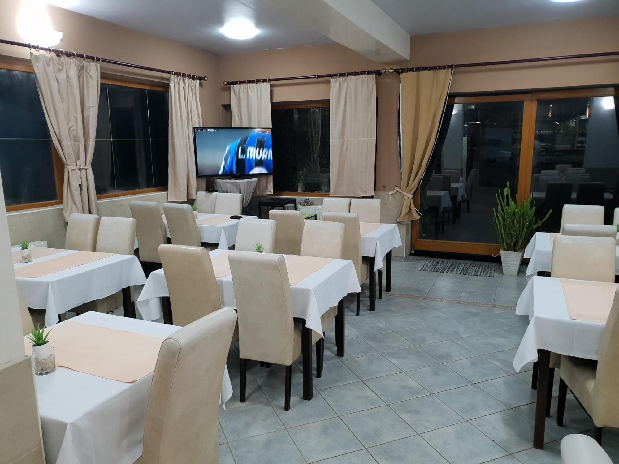 Pansion Laguna Метайна Екстериор снимка