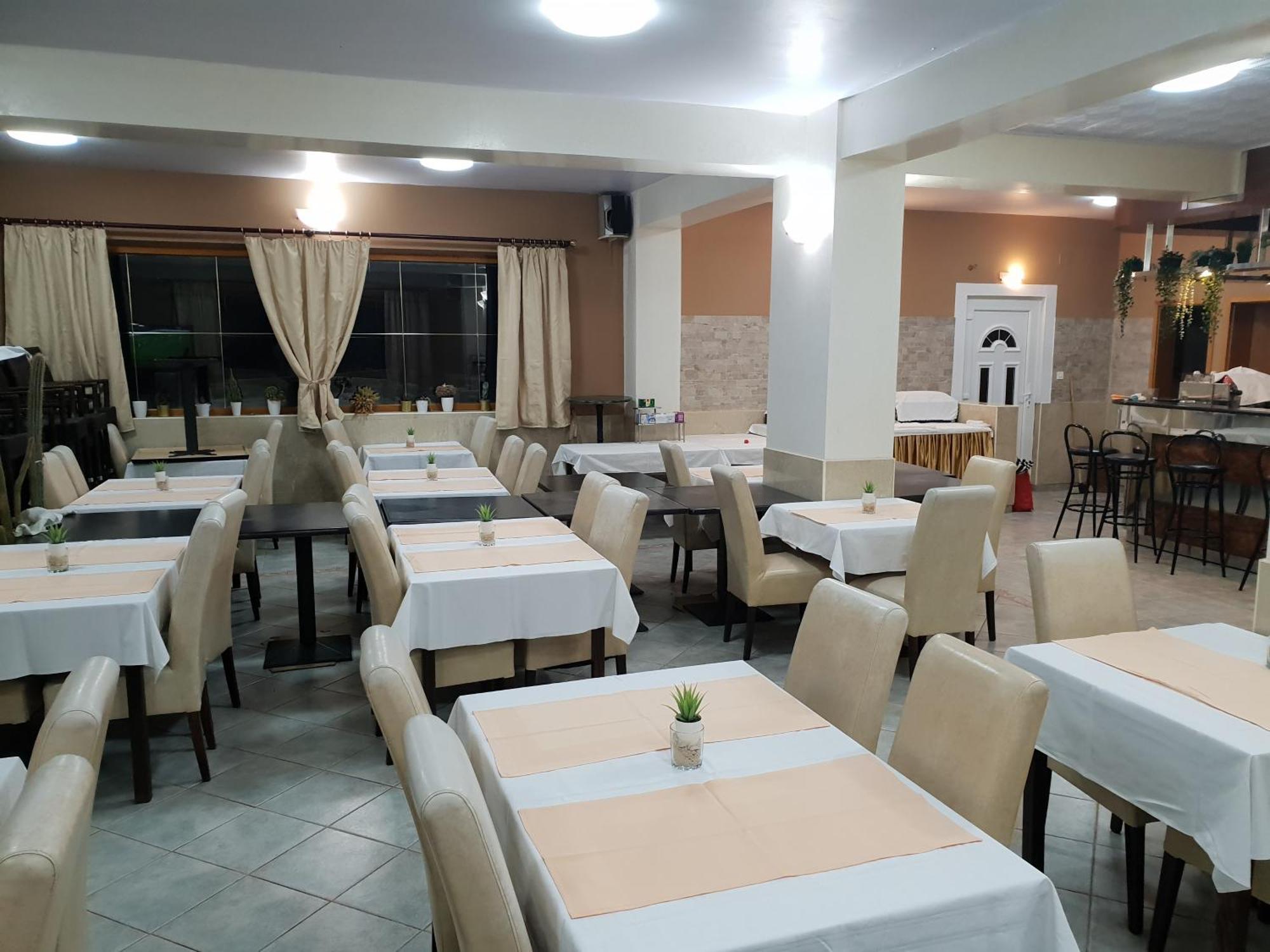 Pansion Laguna Метайна Екстериор снимка