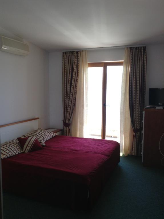 Pansion Laguna Метайна Екстериор снимка